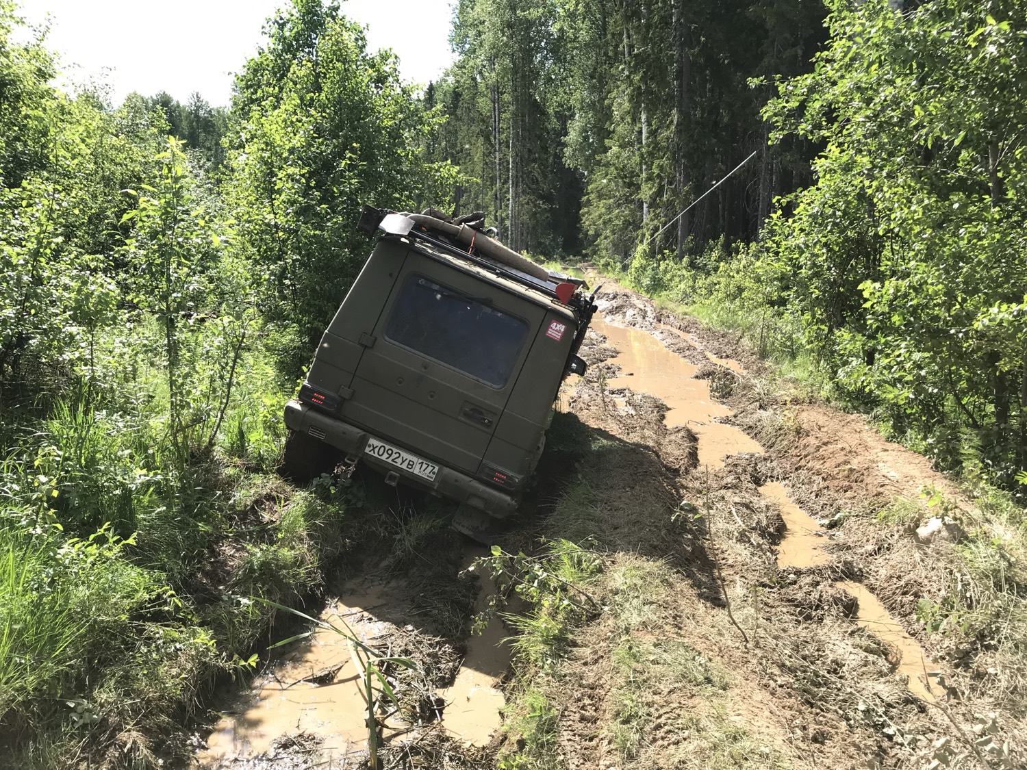 G-Class на лесной грунтовой дороге в Ленобласти