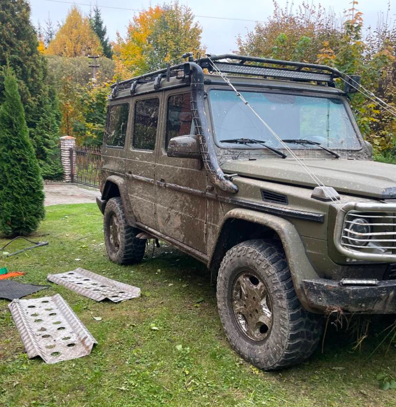 G-Class среди деревьев на лесном выезде